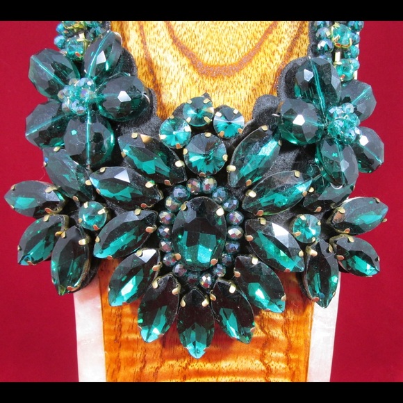 GLAMOROUS Chunky Green Rhinestone Ribbon Necklace - Picture 6 of 6
